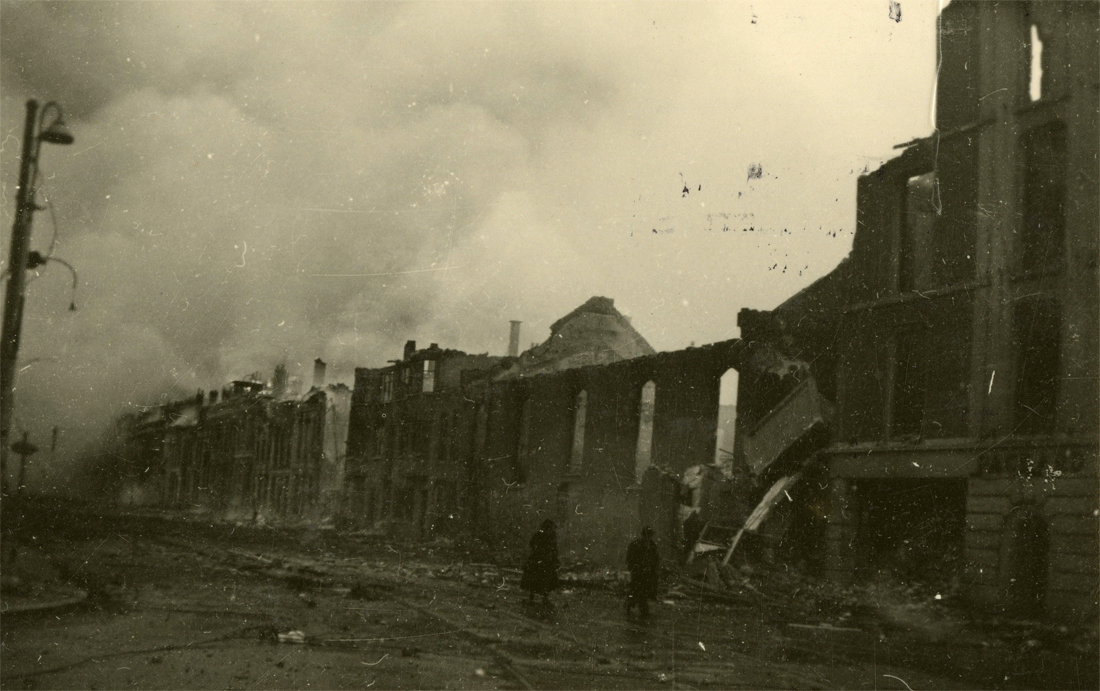 1e Van den Boschstraat vanaf de Bezuidenhoutseweg na het bombardement.