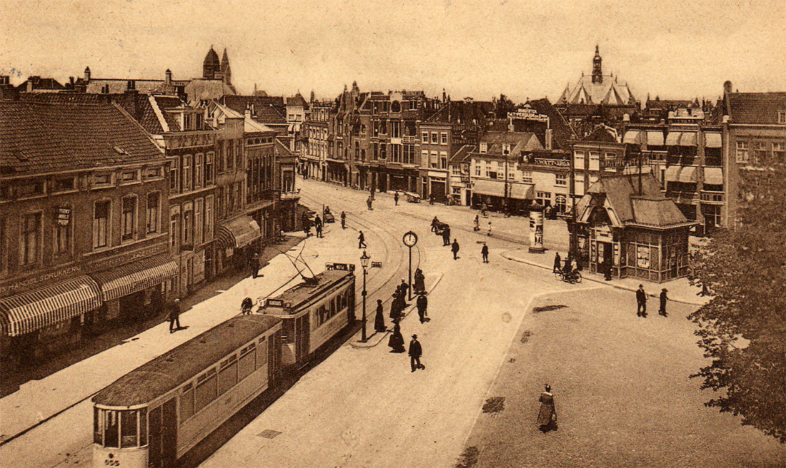 Stationsweg en Huijgenspark met tram.