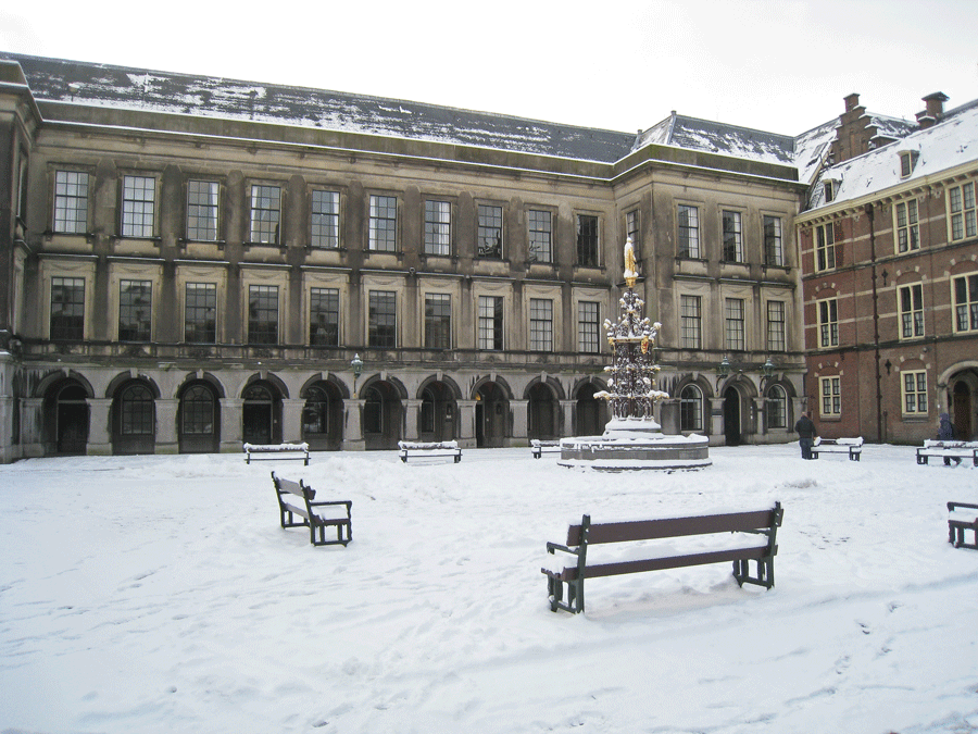 Binnenhof, deel van stadhouderlijk kwartier in de sneeuw, Den Haag
