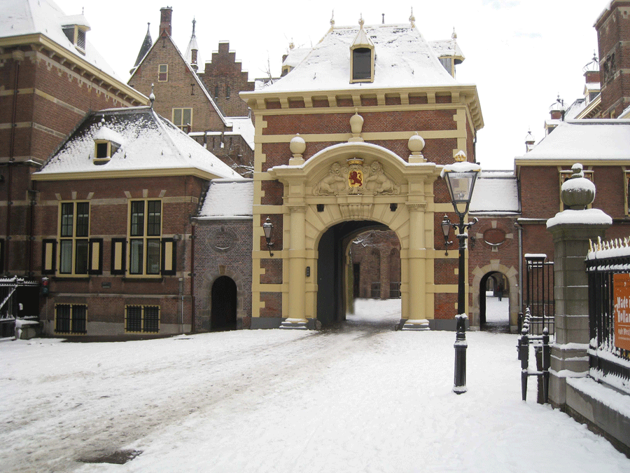 Poort van het Binnenhof naar het Plein in de sneeuw, Den Haag