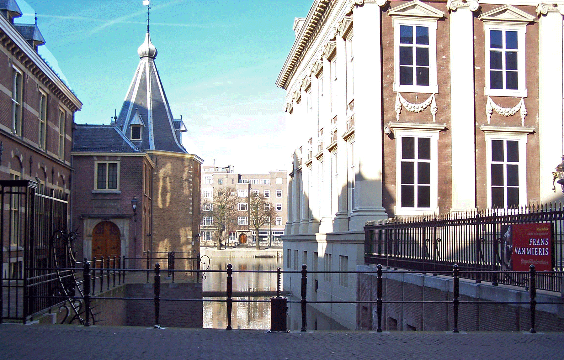 Laatste stuk gracht van de grachten die vroeger rond het Binnenhof lagen. Dit stuk ligt tussen het ministerstorentje en Mauritshuis.