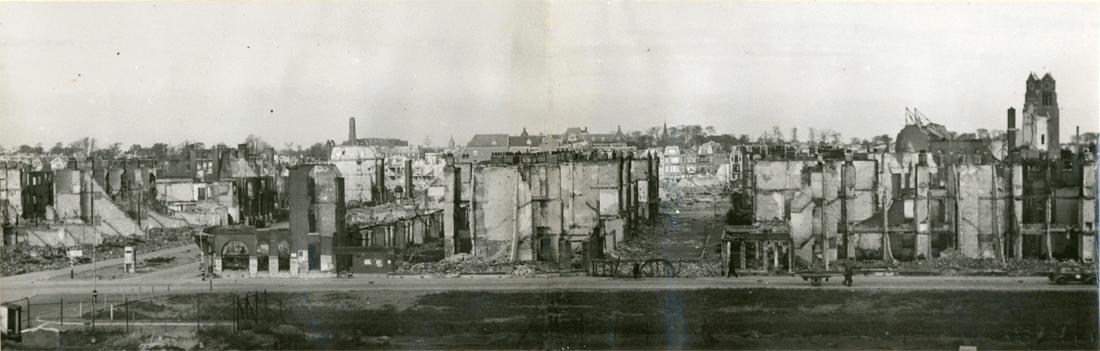 Schenkkade, tussen de Adelheidstraat en de Carolina van Nassaustraat na het bombardement.