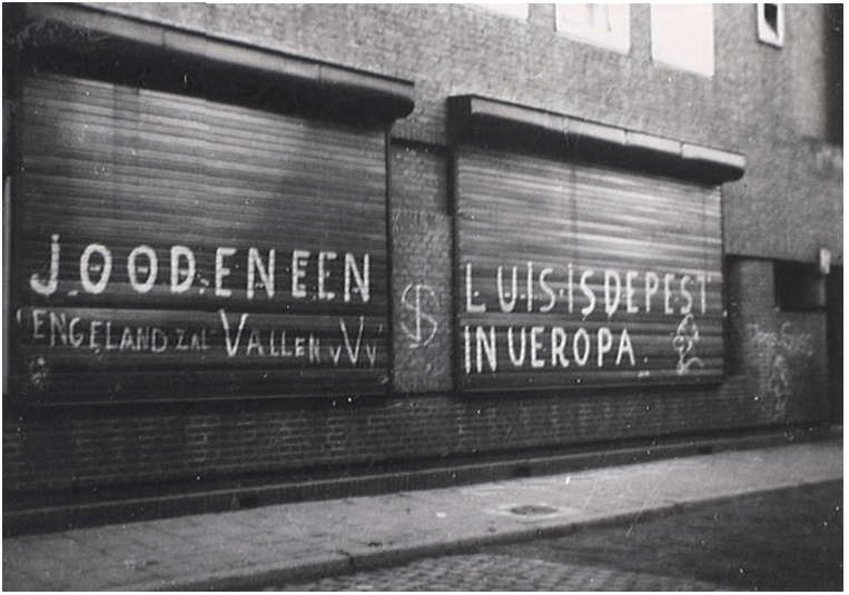 Anti-joodse teksten op synagoge in de Nieuw Molstraat in Den Haag.