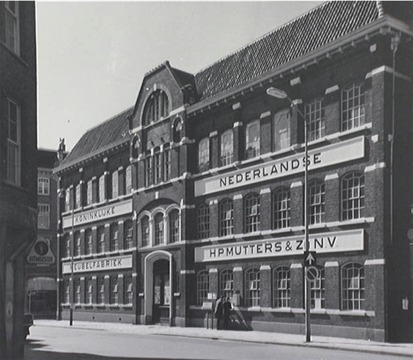 Het gebouw van Mutters aan de Piet Heinstraat